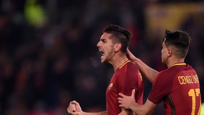 AS Roma's midfielder Lorenzo Pellegrini (L) celebrates after scoring during the Italian Serie A football match AS Roma vs Spal at the Olympic Stadium in Rome, on December 1, 2017. / AFP PHOTO / FILIPPO MONTEFORTE (Photo credit should read FILIPPO MONTEFORTE/AFP/Getty Images) CONSIGLI – I centrocampisti più in forma: schierateli alla prossima! - immagine 1