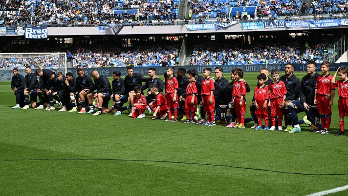 Napoli in ginocchio contro il razzismo, la tv inquadra solo per un attimo – La Stampa - immagine 1