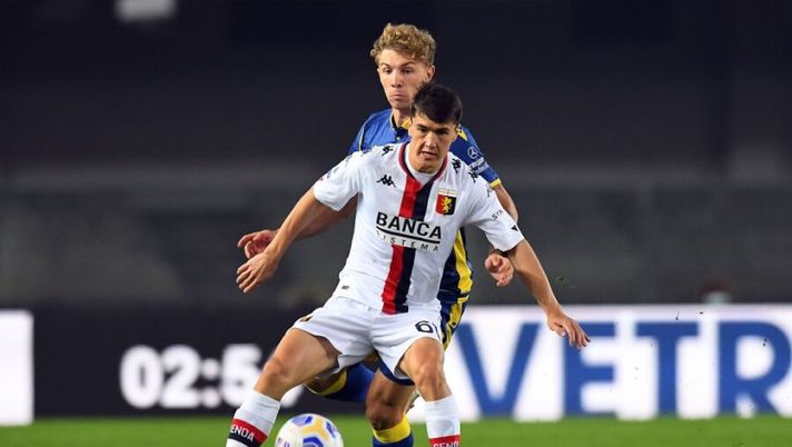 VERONA, ITALY - OCTOBER 19: Eldor Shomurodov of Genoa CFC competes for the ball with Matteo Lovato of Hellas Verona during the Serie A match between Hellas Verona FC and Genoa CFC at Stadio Marcantonio Bentegodi on October 19, 2020 in Verona, Italy. (Photo by Alessandro Sabattini/Getty Images) Maran: “Shomurodov ha giocato ma non sa nulla del nostro calcio, gli serve tempo” - immagine 1