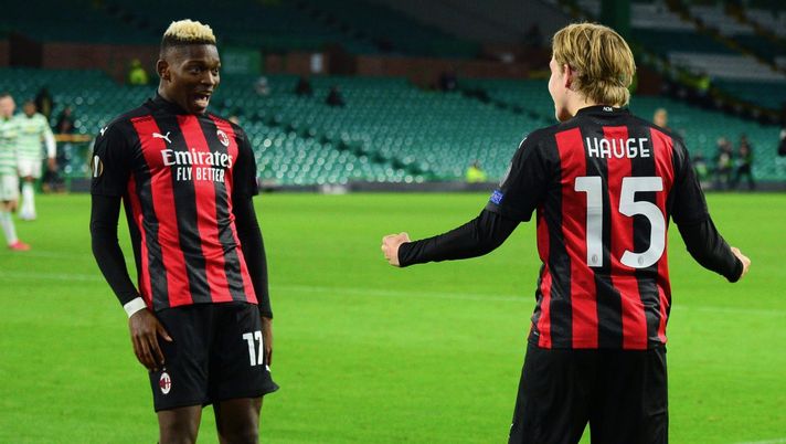 Rafael Leao e Jens Petter Hauge (attaccanti AC Milan) esultano al termine di Celtic-Milan 1-3 (Europa League 2020-2021) | AC Milan News (Getty Images) 