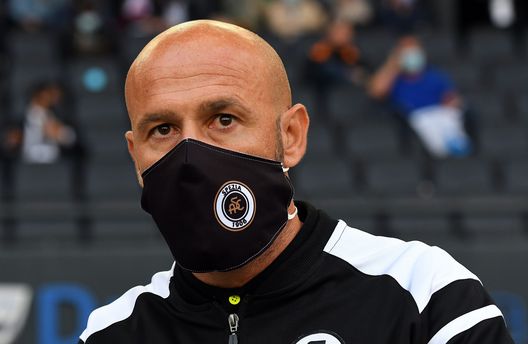 UDINE, ITALY - SEPTEMBER 30: Vincenzo Italiano head coach of Spezia Calcio looks on during the Serie A match between Udinese Calcio and Spezia Calcio at Dacia Arena on September 30, 2020 in Udine, Italy. (Photo by Alessandro Sabattini/Getty Images) UDINE, ITALY - SEPTEMBER 30: Vincenzo Italiano head coach of Spezia Calcio looks on during the Serie A match between Udinese Calcio and Spezia Calcio at Dacia Arena on September 30, 2020 in Udine, Italy. (Photo by Alessandro Sabattini/Getty Images)