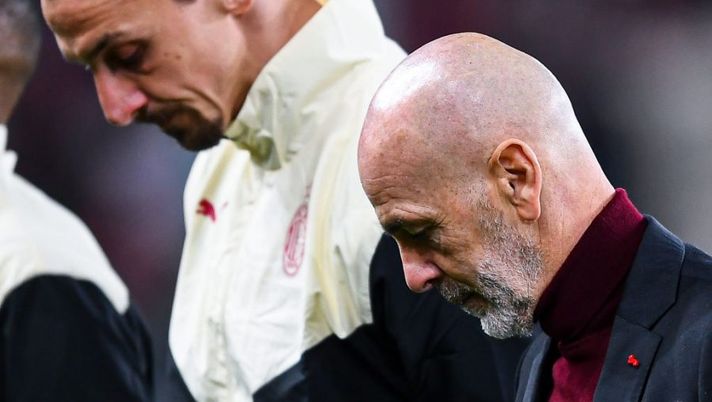 GENOA, ITALY - DECEMBER 1: Stefano Pioli head coach of Milan (R) walks past Zlatan Ibrahimovic of Milan as he enters the pitch before the Serie A match between Genoa CFC and AC Milan at Stadio Luigi Ferraris on December 1, 2021 in Genoa, Italy. (Photo by Getty Images) Pioli: “Ibrahimovic, il problema è al tendine: la speranza per il suo infortunio, difficile capire…” - immagine 1
