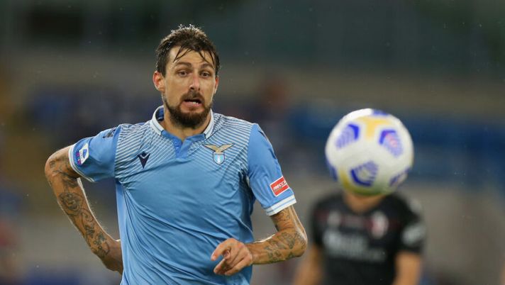 ROME, ITALY - OCTOBER 24: Francesco Acerbi of SS Lazio in action during the Serie A match between SS Lazio and Bologna FC at Stadio Olimpico on October 24, 2020 in Rome, Italy. (Photo by Paolo Bruno/Getty Images) Milan, il Corriere: “Acerbi ora è in lista con un altro difensore per i rossoneri” - immagine 1