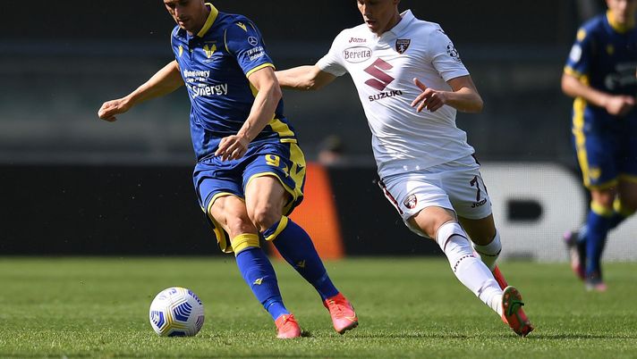 VERONA, ITALY - MAY 09: Kevin Lasagna of Hellas Verona competes for the ball with Sasa Lukic of Torino FC during the Serie A match between Hellas Verona FC and Torino FC at Stadio Marcantonio Bentegodi on May 09, 2021 in Verona, Italy. Sporting stadiums around Italy remain under strict restrictions due to the Coronavirus Pandemic as Government social distancing laws prohibit fans inside venues resulting in games being played behind closed doors. (Photo by Alessandro Sabattini/Getty Images) VERONA, ITALY - MAY 09: Kevin Lasagna of Hellas Verona competes for the ball with Sasa Lukic of Torino FC during the Serie A match between Hellas Verona FC and Torino FC at Stadio Marcantonio Bentegodi on May 09, 2021 in Verona, Italy. Sporting stadiums around Italy remain under strict restrictions due to the Coronavirus Pandemic as Government social distancing laws prohibit fans inside venues resulting in games being played behind closed doors. (Photo by Alessandro Sabattini/Getty Images)