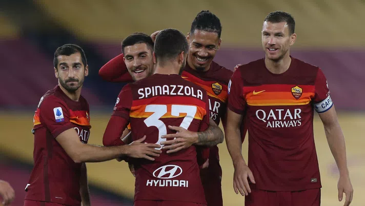 ROME, ITALY - NOVEMBER 01:  Leonardo Spinazzola #37 with his teammates of AS Roma celebrates after scoring the opening goal during the Serie A match between AS Roma and ACF Fiorentina at Stadio Olimpico on November 1, 2020 in Rome, Italy.  (Photo by Paolo Bruno/Getty Images)
