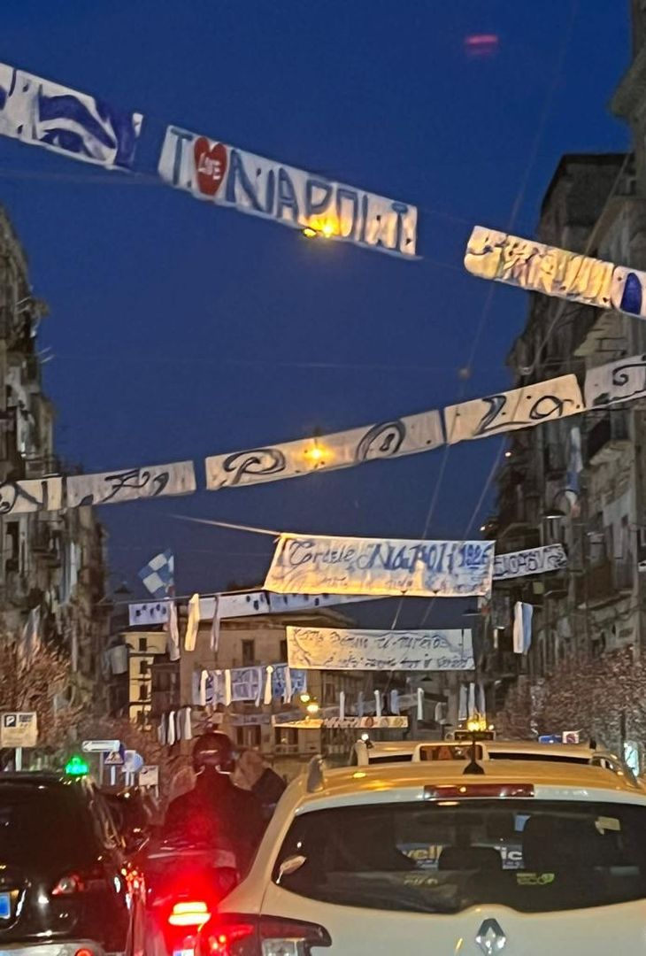 FOTO Napoli si tinge d’azzurro: striscioni, addobbi e bimbi sorridenti - immagine 5