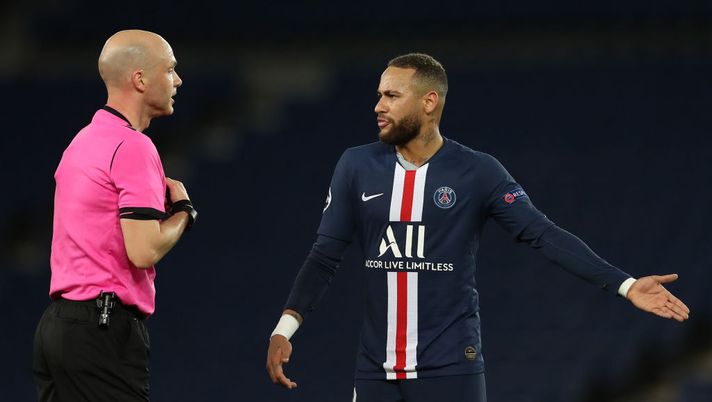 PARIS, FRANCE - MARCH 11: (FREE FOR EDITORIAL USE) In this handout image provided by UEFA, Referee Anthony Taylor speaks to Neymar of Paris Saint-Germain during the UEFA Champions League round of 16 second leg match between Paris Saint-Germain and Borussia Dortmund at Parc des Princes on March 11, 2020 in Paris, France. The match is played behind closed doors as a precaution against the spread of COVID-19 (Coronavirus).  (Photo by UEFA - Handout/UEFA via Getty Images) 