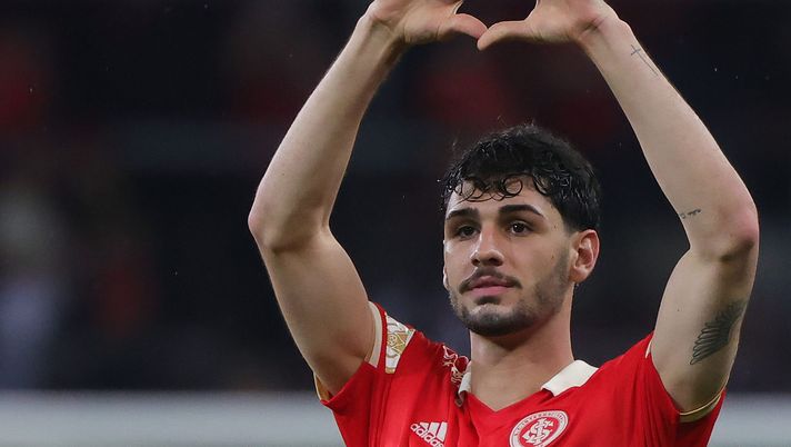 PORTO ALEGRE, BRAZIL - AUGUST 14: Johnny Cardoso of Internacional celebrates victory after the match between Internacional and Fluminense as part of Brasileirao Series A at Beira-Rio Stadium on August 14, 2022 in Porto Alegre, Brazil. (Photo by Silvio Avila/Getty Images) Mercato – Di Marzio: Bologna su Cardoso dell’Internacional - immagine 1