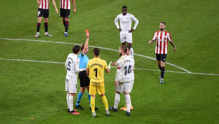 BILBAO, SPAIN - DECEMBER 18: Referee Valentin Gomez gives Jorge Pulido of Huesca a red card during the La Liga Santander match between Athletic Club and SD Huesca at Estadio de San Mames on December 18, 2020 in Bilbao, Spain. Sporting stadiums around Spain remain under strict restrictions due to the Coronavirus Pandemic as Government social distancing laws prohibit fans inside venues resulting in games being played behind closed doors. (Photo by Alex Caparros/Getty Images) BILBAO, SPAIN - DECEMBER 18: Referee Valentin Gomez gives Jorge Pulido of Huesca a red card during the La Liga Santander match between Athletic Club and SD Huesca at Estadio de San Mames on December 18, 2020 in Bilbao, Spain. Sporting stadiums around Spain remain under strict restrictions due to the Coronavirus Pandemic as Government social distancing laws prohibit fans inside venues resulting in games being played behind closed doors. (Photo by Alex Caparros/Getty Images)