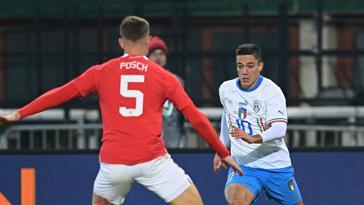 VIENNA, AUSTRIA - NOVEMBER 20: Giacomo Raspadori of Italy competes for the ball with Stefan Posch of Austria during the friendly match between Austria and Italy at Ernst Happel Stadion on November 20, 2022 in Vienna, Austria. (Photo by Mattia Ozbot/Getty Images) austria italia