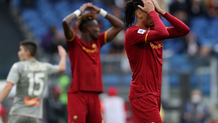 ROME, ITALY - FEBRUARY 05: Chris Smalling of AS Roma reacts during the Serie A match between AS Roma and Genoa CFC at Stadio Olimpico on February 5, 2022 in Rome, Italy. (Photo by Paolo Bruno/Getty Images) Pagelle Roma – Genoa 0-0: giallorossi frenati, Zaniolo illude tutti nei minuti finali – Voti Fantacalcio - immagine 1