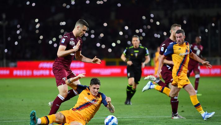 TURIN, ITALY - MAY 20: Nicolo Zaniolo of AS Roma is fouled by Alessandro Buongiorno of Torino FC inside the box which lead to a penalty awarded to AS Roma during the Serie A match between Torino FC and AS Roma at Stadio Olimpico di Torino on May 20, 2022 in Turin, Italy. (Photo by Valerio Pennicino/Getty Images) torino-roma