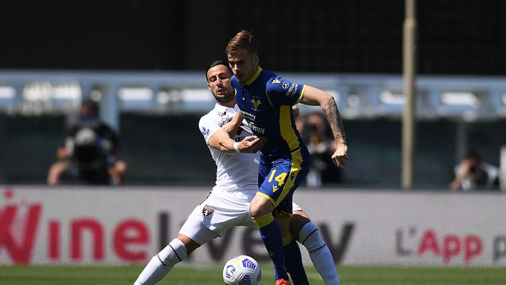 VERONA, ITALY - MAY 09: Rolando Mandragora of Torino FC competes for the ball with Ivan Ilic of Hellas Verona during the Serie A match between Hellas Verona FC and Torino FC at Stadio Marcantonio Bentegodi on May 09, 2021 in Verona, Italy. Sporting stadiums around Italy remain under strict restrictions due to the Coronavirus Pandemic as Government social distancing laws prohibit fans inside venues resulting in games being played behind closed doors. (Photo by Alessandro Sabattini/Getty Images) VERONA, ITALY - MAY 09: Rolando Mandragora of Torino FC competes for the ball with Ivan Ilic of Hellas Verona during the Serie A match between Hellas Verona FC and Torino FC at Stadio Marcantonio Bentegodi on May 09, 2021 in Verona, Italy. Sporting stadiums around Italy remain under strict restrictions due to the Coronavirus Pandemic as Government social distancing laws prohibit fans inside venues resulting in games being played behind closed doors. (Photo by Alessandro Sabattini/Getty Images)