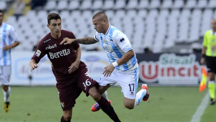 TURIN, ITALY - SEPTEMBER 01:  Matteo Darmian of Torino FC and Vladimir Weiss #17 of Pescara Calcio compete for the ball during the Serie A match between Torino FC v Pescara Calcio at Stadio Olimpico di Torino on September 1, 2012 in Turin, Italy.  (Photo by Claudio Villa/Getty Images)