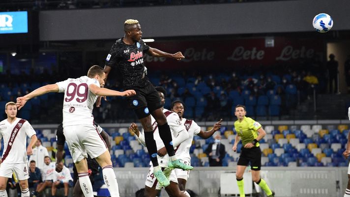 NAPLES, ITALY - OCTOBER 17: Vìctor Osimhen of Napoli scores the 1-0 goal of Napoli during the Serie A match between SSC Napoli and Torino FC at Stadio Diego Armando Maradona on October 17, 2021 in Naples, Italy. (Photo by SSC NAPOLI/SSC NAPOLI via Getty Images) Consigli Fantacalcio, 5 attaccanti per la 25a giornata: si sbloccano Destro e Simeone? - immagine 1