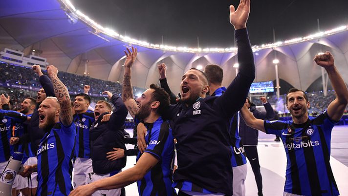 RIYADH, SAUDI ARABIA - JANUARY 18: FC Internazionale team celebrate the winning of the Supercup after the EA Sports Supercup match between AC Milan and FC Internazionale at King Fahd International Stadium on January 18, 2023 in Riyadh, Saudi Arabia. (Photo by Mattia Pistoia - Inter/Inter via Getty Images) Inter, l’araba felice - immagine 1