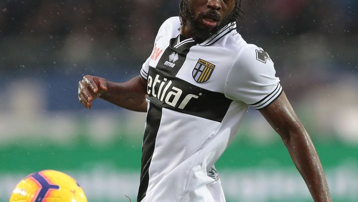 BERGAMO, ITALY - OCTOBER 27:  Gervinho of Parma Calcio looks the ball during the Serie A match between Atalanta BC and Parma Calcio at Stadio Atleti Azzurri d'Italia on October 27, 2018 in Bergamo, Italy.  (Photo by Emilio Andreoli/Getty Images)