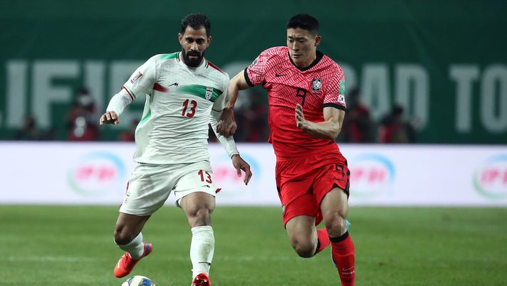 SEOUL, SOUTH KOREA - MARCH 24: Hossein Kanani of Iran competes for the ball with Kim Min-Jae of South Korea during the FIFA World Cup Asian Qualifier Final Round Group A match between South Korea and Iran at Seoul World Cup Stadium on March 24, 2022 in Seoul, South Korea. (Photo by Chung Sung-Jun/Getty Images) E l’Inter studia l’alternativa a Milenkovic: nel mirino Kim - immagine 1