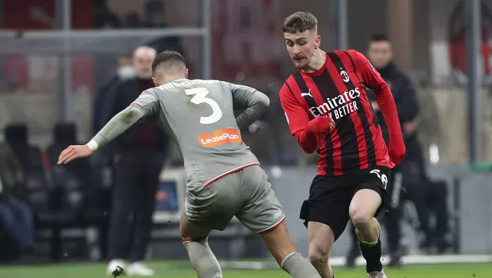 MILAN, ITALY - JANUARY 13: Zinho Vanheusden of Genoa CFC and Alexis Saelemaekers of AC Milan battle for the ball during the Coppa Italia match between AC Milan and Genoa CFC at Stadio Giuseppe Meazza on January 13, 2022 in Milan, Italy. (Photo by Marco Luzzani/Getty Images)