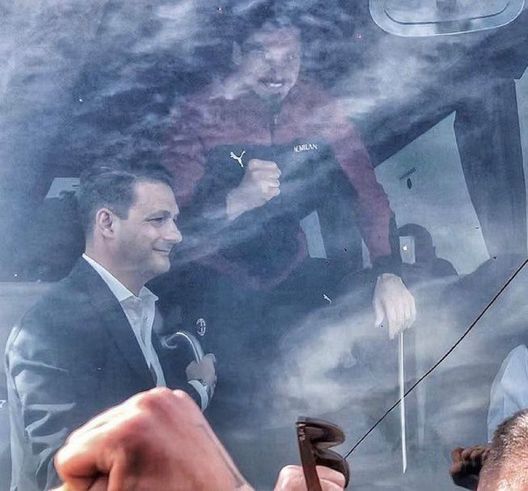  Zlatan Ibrahimovic (attaccante AC Milan) carica i tifosi in vista di Juventus-Milan (foto Twitter ilarya says) 