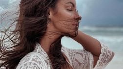 Lucia Javorcekova accarezzata dal vento in spiaggia: la scollatura fa impazzire tutti