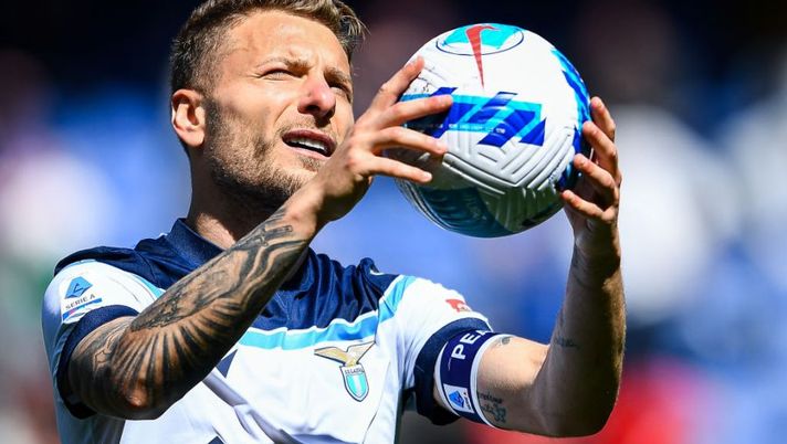 GENOA, ITALY - APRIL 10: Ciro Immobile of Lazio celebrates his hat-trick after the Serie A match between Genoa CFC and SS Lazio at Stadio Luigi Ferraris on April 10, 2022 in Genoa, Italy. (Photo by Getty Images) Le ultimissime su Immobile e torna Lazzari: la probabile formazione della Lazio - immagine 1