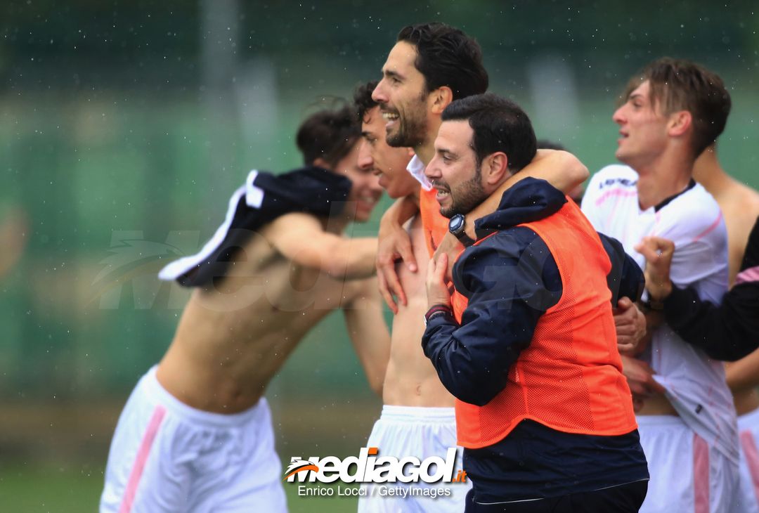  CAGLIARI, ITALY - MAY 05:the players of Palermo and the coach Giuseppe Scurto celebrate promotion in Primavera 1 during the Primavera 1 match between Cagliari Calcio U19 and US Citta di Palermo U19 at Stadio Renato Raccis on May 5, 2018 (Photo by Enrico Locci/Getty Images) 