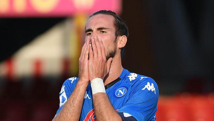 BENEVENTO, ITALY - OCTOBER 25: Fabian Ruiz of SSC Napoli stands disappointed during the Serie A match between Benevento Calcio and SSC Napoli at Stadio Ciro Vigorito on October 25, 2020 in Benevento, Italy. (Photo by Francesco Pecoraro/Getty Images) Napoli, da Petagna a Fabian Ruiz: il doppio ballottaggio di Gattuso per la Juve - immagine 1