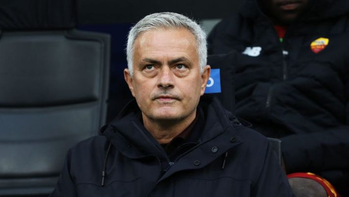 MILAN, ITALY - APRIL 23: AS Roma head coach Jose Mourinho looks on prior to the Serie A match between FC Internazionale and AS Roma at Stadio Giuseppe Meazza on April 23, 2022 in Milan, Italy. (Photo by Marco Luzzani/Getty Images) Gazzetta: “Friedkin investe per la Roma del futuro, si lavora a tre nuovi titolari per Mourinho” - immagine 1