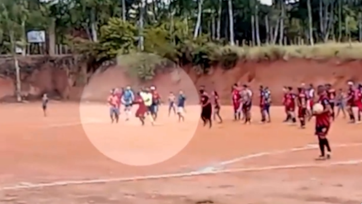 Brasile, proteste per il rigore: l’arbitro accoltella un calciatore in campo e scappa in auto - immagine 1