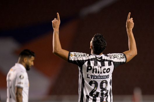 QUITO, ECUADOR - NOVEMBER 24: Lucas Verissimo of Santos celebrates the victory after a round of sixteen first leg match between Liga Deportiva Universitaria and Santos at Rodrigo Paz Delgado Stadium on November 24, 2020 in Quito, Ecuador. (Photo by Rodrigo Buendia - Pool/Getty Images) QUITO, ECUADOR - NOVEMBER 24: Lucas Verissimo of Santos celebrates the victory after a round of sixteen first leg match between Liga Deportiva Universitaria and Santos at Rodrigo Paz Delgado Stadium on November 24, 2020 in Quito, Ecuador. (Photo by Rodrigo Buendia - Pool/Getty Images)