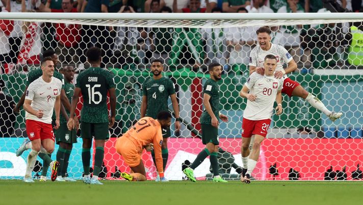AL RAYYAN, QATAR - NOVEMBER 26: Piotr Zielinski of Poland celebrates with teammates after scoring their team's first goal during the FIFA World Cup Qatar 2022 Group C match between Poland and Saudi Arabia at Education City Stadium on November 26, 2022 in Al Rayyan, Qatar. (Photo by Lars Baron/Getty Images) Zielinski in gol al Mondiale certifica l’idea rivoluzionaria del Napoli di ADL – CdS - immagine 1