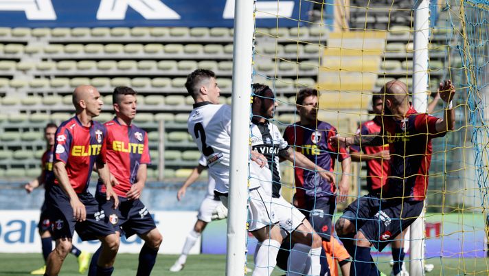 PARMA, ITALY - MAY 22: Matteo Guazzo of Parma scores during the Serie D match between Parma Calcio 1913 and Sambenedettese at Stadio Ennio Tardini on May 22, 2016 in Parma, Italy.  (Photo by Getty Images/Getty Images)  PARMA, ITALY - MAY 22: Matteo Guazzo of Parma scores during the Serie D match between Parma Calcio 1913 and Sambenedettese at Stadio Ennio Tardini on May 22, 2016 in Parma, Italy.  (Photo by Getty Images/Getty Images)