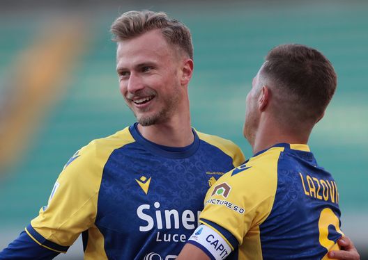 VERONA, ITALY - FEBRUARY 13: Antonin Barak of Hellas Verona celebrates with his team-mate Darko Lazovic during the Serie A match between Hellas Verona and Udinese Calcio at Stadio Marcantonio Bentegodi on February 13, 2022 in Verona, Italy. (Photo by Emilio Andreoli/Getty Images) Barak
