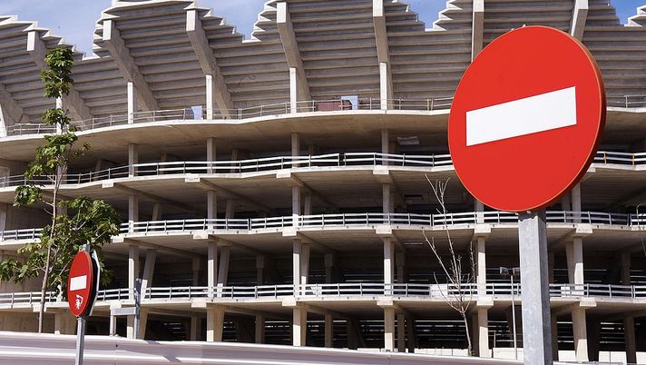VALENCIA, SPAIN - SEPTEMBER 29: A general view of the Nou Mestalla Stadium, which is half built as Valencia struggle with a huge debt and so continue to play at the old Estadio Mestalla on September 29, 2010 in Valencia, Spain. (Photo by Manuel Queimadelos Alonso/Getty Images) VALENCIA, SPAIN - SEPTEMBER 29: A general view of the Nou Mestalla Stadium, which is half built as Valencia struggle with a huge debt and so continue to play at the old Estadio Mestalla on September 29, 2010 in Valencia, Spain. (Photo by Manuel Queimadelos Alonso/Getty Images)