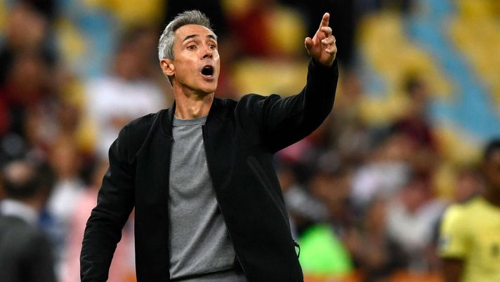 Brazil's Flamengo coach Paulo Sousa gestures during the Copa Libertadores group stage football match between Brazil's Flamengo and Peru's Sporting Cristal, at the Maracana stadium in Rio de Janeiro, Brazil, on May 24, 2022. (Photo by MAURO PIMENTEL / AFP) (Photo by MAURO PIMENTEL/AFP via Getty Images) Di Marzio: “Salernitana, c’è un nome in pole per la panchina. Contatti in corso” - immagine 1