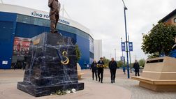 Mourinho e Pinto visitano la statua dell’ex presidente del Leicester – FOTO GALLERY