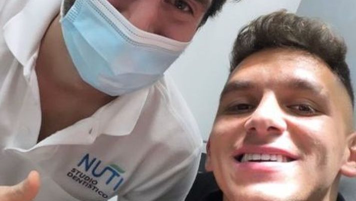 FOTO – Torreira non è più toothless: dente già sistemato - immagine 1