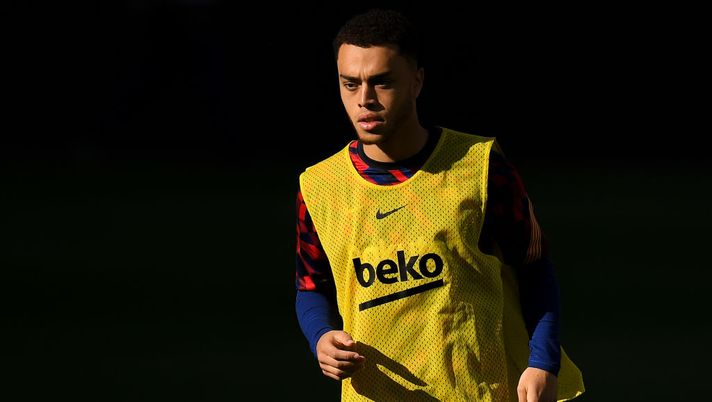 BARCELONA, SPAIN - NOVEMBER 29: Sergiño Dest of FC Barcelona warms up prior to the La Liga Santander match between FC Barcelona and C.A. Osasuna at Camp Nou on November 29, 2020 in Barcelona, Spain. (Photo by David Ramos/Getty Images) Sky: “Milan, tutto confermato per Dest: oggi le visite, preso perché Florenzi rischia due mesi out” - immagine 1