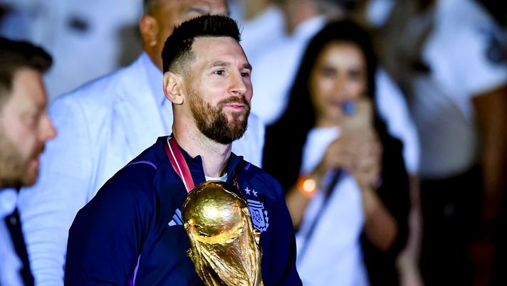 BUENOS AIRES, ARGENTINA - DECEMBER 20: Lionel Messi holds the FIFA World Cup during the arrival of the Argentina men's national football team after winning the FIFA World Cup Qatar 2022 on December 20, 2022 in Buenos Aires, Argentina. (Photo by Marcelo Endelli/Getty Images) Messi con l’aureola e la maglia di Pelé: la foto diventa virale - immagine 1