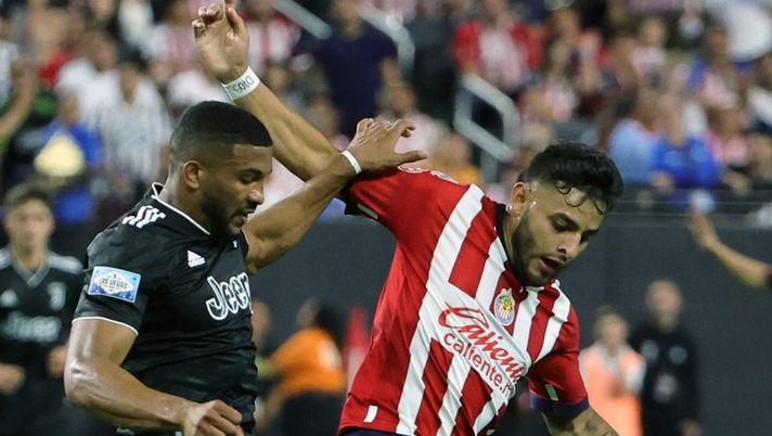 LAS VEGAS, NEVADA - JULY 22: Alexis Vega #10 of Chivas dribbles the ball under pressure from Gleison Bremer Silva Nascimento #3 of Juventus during their preseason friendly match at Allegiant Stadium on July 22, 2022 in Las Vegas, Nevada. Juventus defeated Chivas 2-0. (Photo by Ethan Miller/Getty Images) Bremer-Juve, cosa cambia all’asta: la gestione al fantacalcio tra prezzo e top in difesa - immagine 1
