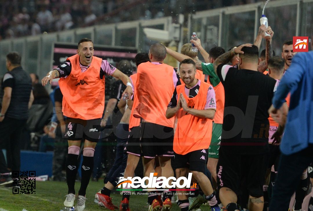FOTO Palermo in Serie B, i festeggiamenti dei rosanero al Renzo Barbera (Gallery) - immagine 8