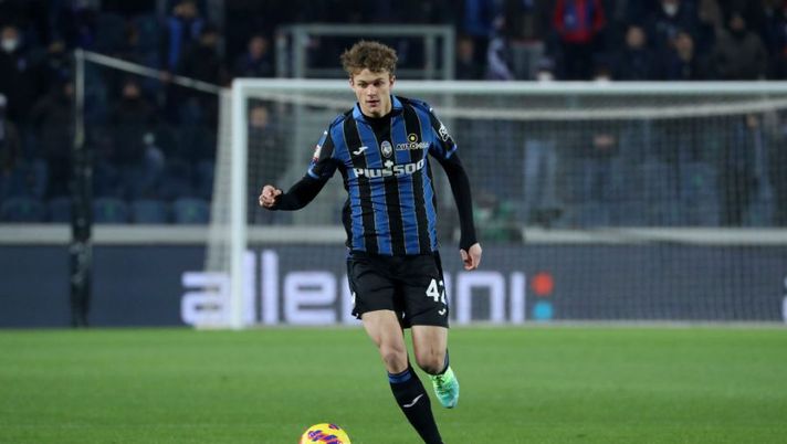 BERGAMO, ITALY - JANUARY 12: Giorgio Scalvini of Atalanta BC in action during the Coppa Italia match between Atalanta BC and Venezia FC at Gewiss Stadium on January 12, 2022 in Bergamo, Italy. (Photo by Giuseppe Cottini/Getty Images) Sorpresa Scalvini, Gasp: “Meglio di Bastoni in fase offensiva, il suo ruolo…” - immagine 1