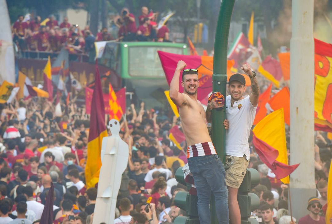 Roma, il popolo giallorosso in festa visto dal pullman della squadra – FOTO GALLERY - immagine 52
