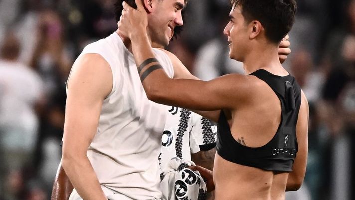 AS Roma's Argentinian forward Paulo Dybala (R) congratulates Juventus' Serbian forward Dusan Vlahovic at the end of the Italian Serie A football match between Juventus and AS Roma on August 27, 2022 at the Juventus stadium in Turin. (Photo by Marco BERTORELLO / AFP) (Photo by MARCO BERTORELLO/AFP via Getty Images) Novità per Dybala e le ultime su Vlahovic e Chiesa: come gestire i casi delicati alla 15a - immagine 1