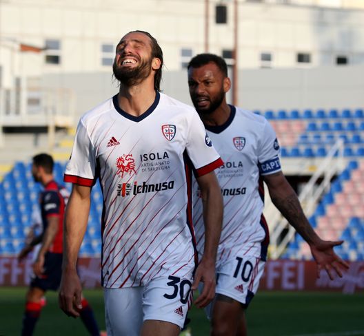 CROTONE, ITALY - FEBRUARY 28: Leonardo Pavoletti of Cagliari celebrates after scoring his team's opening goal during the Serie A match between FC Crotone and Cagliari Calcio at Stadio Comunale Ezio Scida on February 28, 2021 in Crotone, Italy. (Photo by Maurizio Lagana/Getty Images) CROTONE, ITALY - FEBRUARY 28: Leonardo Pavoletti of Cagliari celebrates after scoring his team's opening goal during the Serie A match between FC Crotone and Cagliari Calcio at Stadio Comunale Ezio Scida on February 28, 2021 in Crotone, Italy. (Photo by Maurizio Lagana/Getty Images)