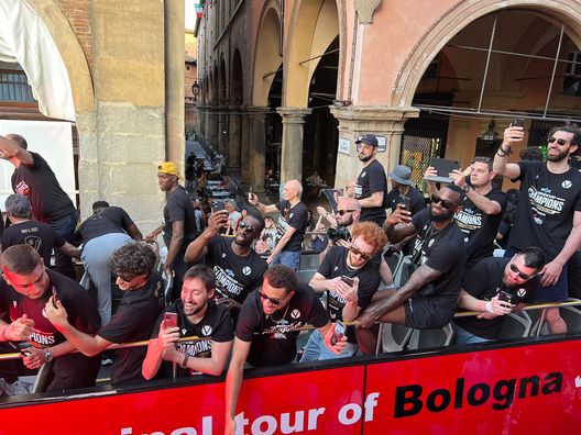 FOTO TBW – La festa della Virtus in Piazza Maggiore dopo la conquista dell’Eurocup- immagine 12
