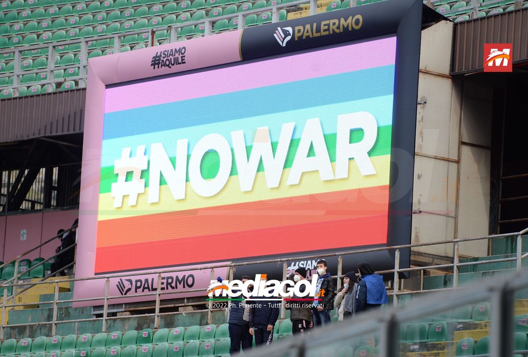 FOTO, tifosi del Palermo allo stadio dicono no alla guerra Ucraina-Russia- immagine 1