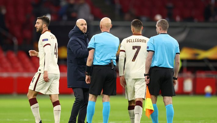 AMSTERDAM, NETHERLANDS - APRIL 08: Erik Ten Hag, Head Coach of Ajax interacts with Referee Sergei Karasev after the UEFA Europa League Quarter Final First Leg match between Ajax and AS Roma at Johan Cruijff Arena on April 08, 2021 in Amsterdam, Netherlands. Sporting stadiums around Europe remain under strict restrictions due to the Coronavirus Pandemic as Government social distancing laws prohibit fans inside venues resulting in games being played behind closed doors. (Photo by Dean Mouhtaropoulos/Getty Images) Ten Hag “mollato” da Rutten: meglio il PSV e un ex United che il Manchester United… - immagine 1
