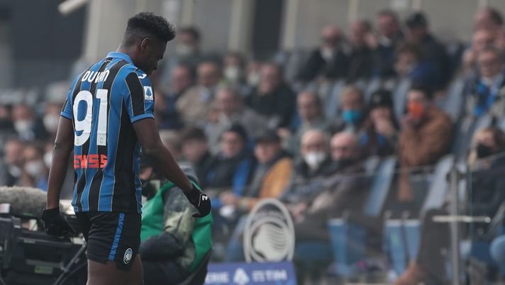BERGAMO, ITALY - FEBRUARY 06: Duvan Zapata of Atalanta BC walk off with an injury during the Serie A match between Atalanta BC and Cagliari Calcio at Gewiss Stadium on February 06, 2022 in Bergamo, Italy. (Photo by Emilio Andreoli/Getty Images) Zapata, niente operazione: il mercato arriva in soccorso di Gasperini - immagine 1